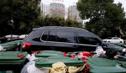 汽車被垃圾桶包圍是被惡搞還是得罪人了？
