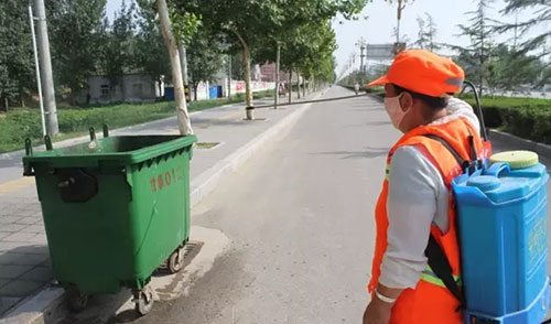 致敬環(huán)衛(wèi)工人，細心消除垃圾桶邊的蚊蠅